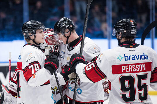 Malmö Redhawks målvakt Oskar Blomgren jublar