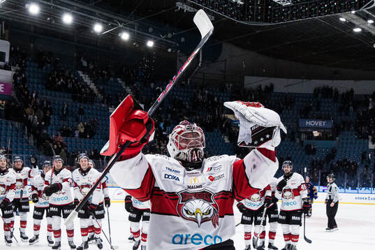 Malmö Redhawks målvakt Oskar Blomgren jublar