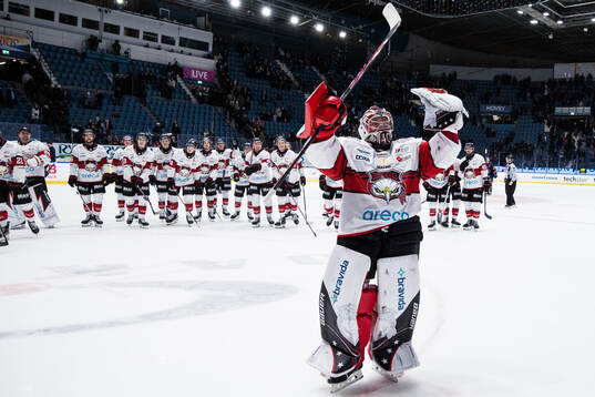 Malmö Redhawks målvakt Oskar Blomgren jublar
