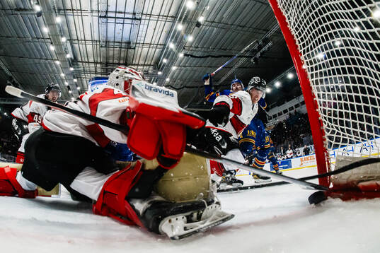 Malmö Redhawks målvakt Oskar Blomgren med pucken vid