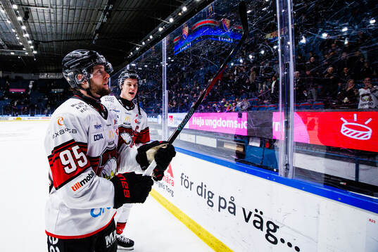 Malmö Redhawks Carl Persson jublar