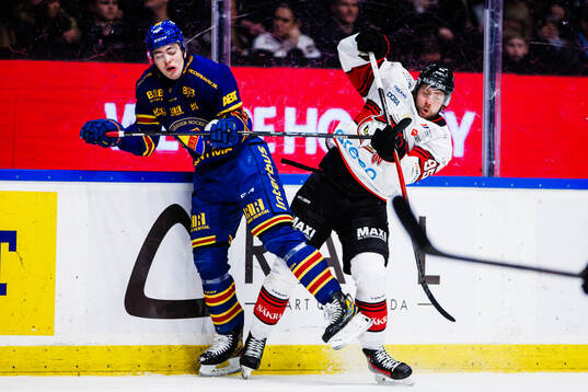Djurgårdens Anton Frondell och Malmö Redhawks Carl Persson