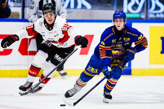 Djurgårdens Victor Eklund och Malmö Redhawks Axel Sundberg