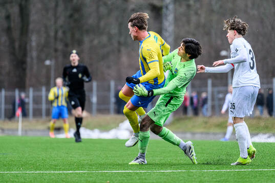 Eskilsminnes Fabian Velander och målvakt Marcus Johansson