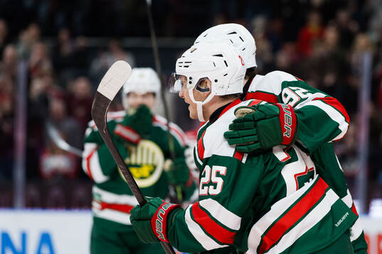 Frölundas Arttu Ruotsalainen jublar med Filip Cederqvist