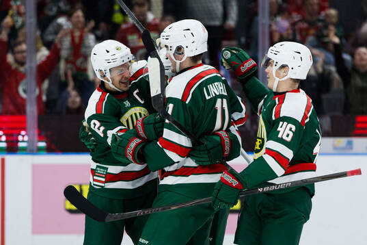 Frölundas Nicklas Lasu jublar med lagkamrater