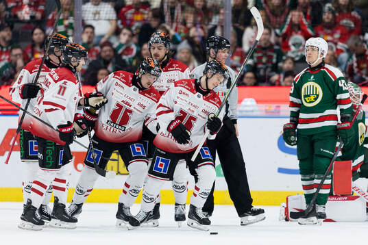 Örebros Patrik Puistola jublar och Frölundas Tom Nilsson