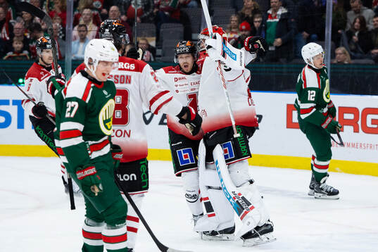 Örebros Kalle Kossila och målvakt Jonas Arntzen jublar