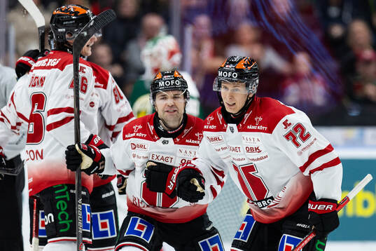 Örebros Jesse Ylönen jublar ihop med David Quenneville