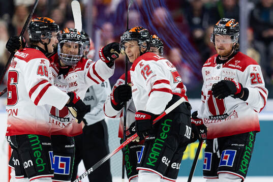Örebros Jesse Ylönen jublar med lagkamrater
