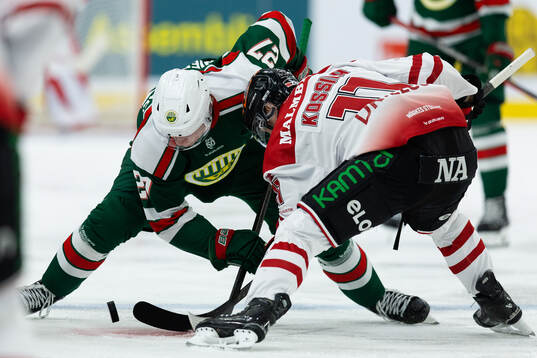 Frölundas Theodor Niederbach tekar mot Örebros Kalle