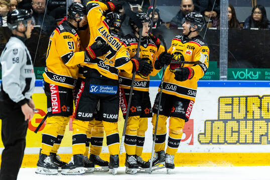 Luleås Pontus Andreasson jublar med lagkamrater