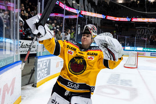 Luleås målvakt Matteus Ward jublar