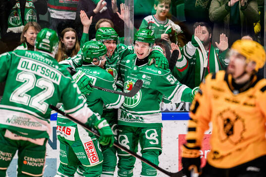 Rögles Lubos Horky och Felix Nilsson jublar
