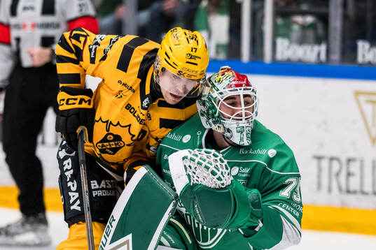 Skellefteås Pär Lindholm och Rögles målvakt Arvid Holm