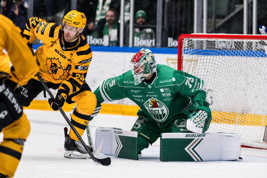 Skellefteås Oscar Lindberg och Rögles målvakt Arvid Holm