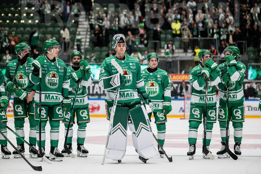 Rögles målvakt Arvid Holm jublar