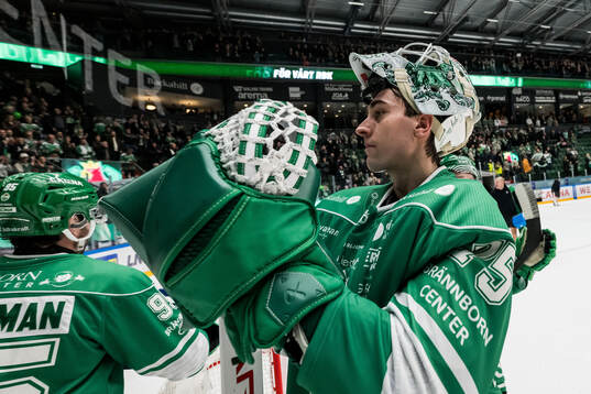 Rögles målvakt Arvid Holm jublar