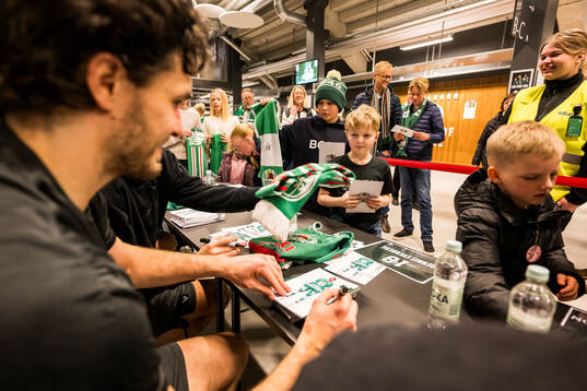 Rögle-spelarna skriver autografer