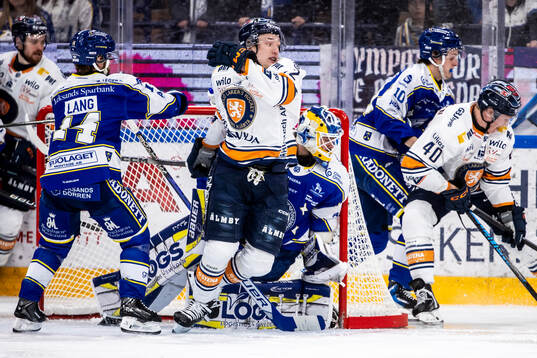Växjös Kalle Kratz och Leksands målvakt Marcus Gidlöf