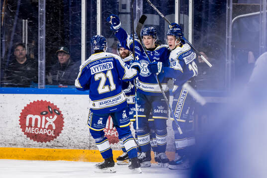 Leksands Lukas Vejdemo jublar med lagkamrater 1-0