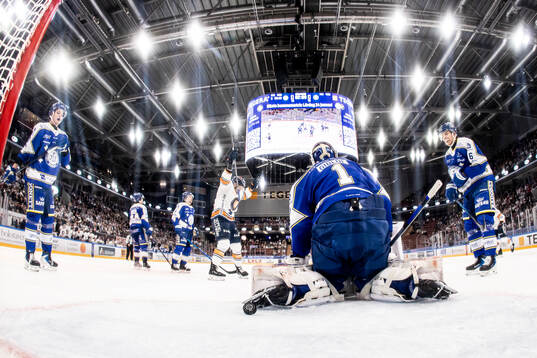 Leksands målvakt Marcus Gidlöf och Anton Johansson och
