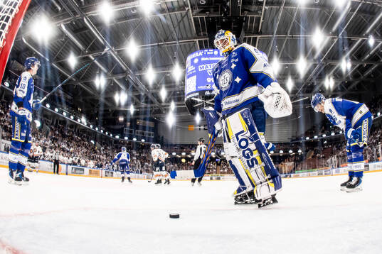 Leksands målvakt Marcus Gidlöf och Anton Johansson och