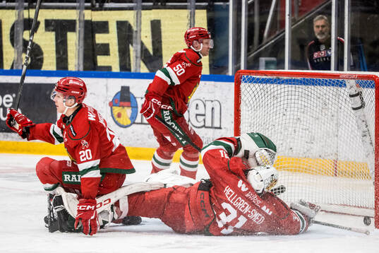 Moras Georg Weigelt och målvakt Marcus Hellgren Smed deppar