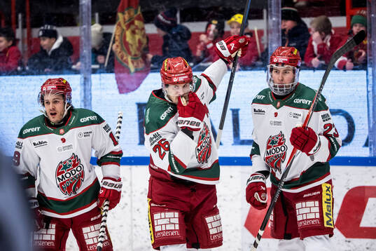 Modos Emil Larsson jublar med Tyler Kelleher och David