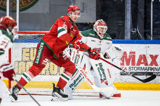 Moras Gustav Olhaver och Modos målvakt Adam Werner