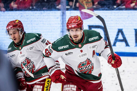 Modos Emil Larsson jublar
