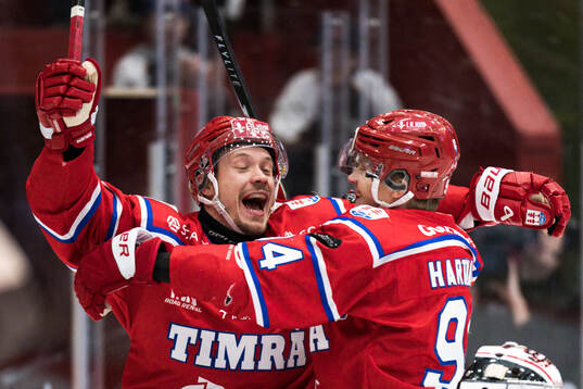 Timrås Didrik Strömberg och Sebastian Hartmann jublar