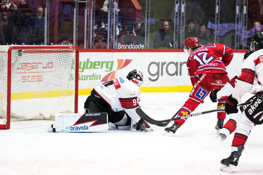 Timrås Linus Eriksson och Malmö Redhawks målvakt Marek