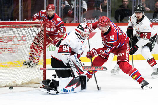 Timrås Didrik Strömberg gör 1-0 på Malmö Redhawks
