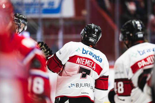 Malmö Redhawks Topi Niemelä jublar