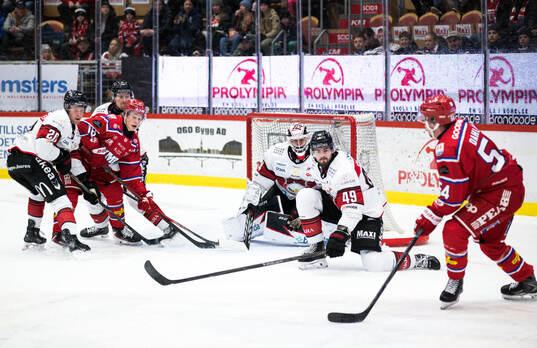 Malmö Redhawks Seth Barton och Timrås Lukas Pilö och