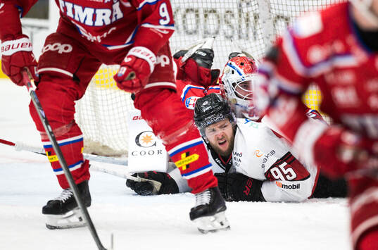 Timrås målvakt Tim Juel och Malmö Redhawks Carl Persson
