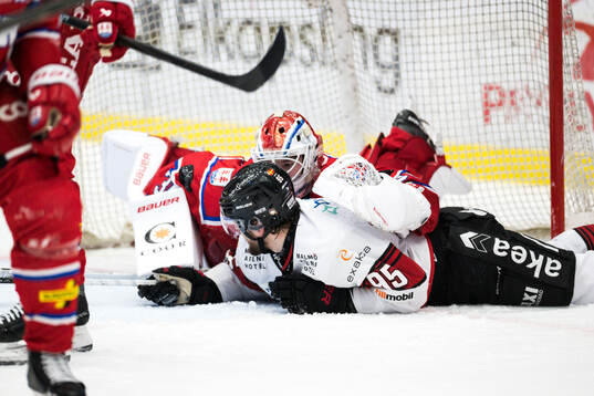 Timrås målvakt Tim Juel och Malmö Redhawks Carl Persson