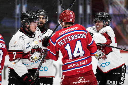 Malmö Redhawks Topi Niemelä och Eemil Viro mot Timrås