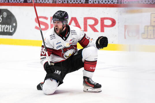 Malmö Redhawks Carl Persson jublar
