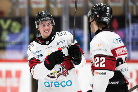 Malmö Redhawks Topi Niemelä jublar