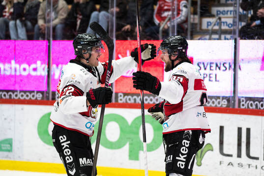 Malmö Redhawks och Carl Persson jublar