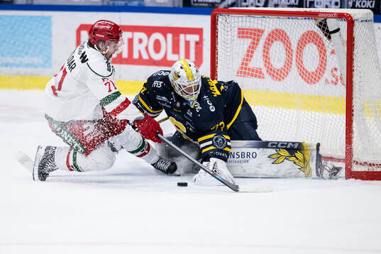 Moras Travis Treloar och Södertäljes målvakt Love