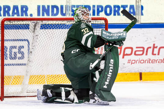 Färjestads målvakt Emil Larmi deppar