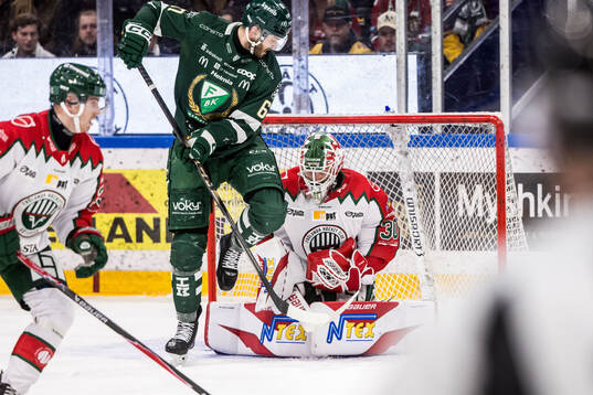Färjestads Radim Zohorna och Frölundas målvakt Tobias