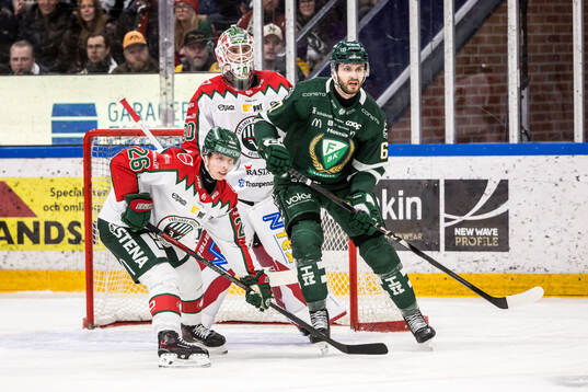 Frölundas Isac Heens och målvakt Tobias Normann och