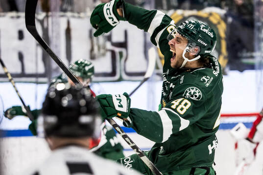Färjestads Filip Roos jublar