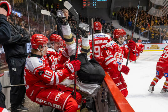 Skellefteås Pontus Johansson tacklas in i Timråbåset