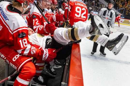 Skellefteås Pontus Johansson tacklas in i Timråbåset