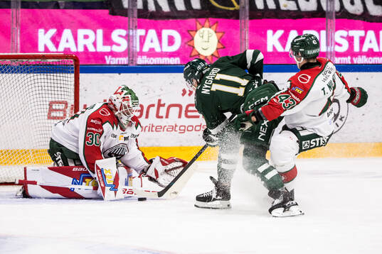 Frölundas målvakt Tobias Normann och Tom Nilsson mot